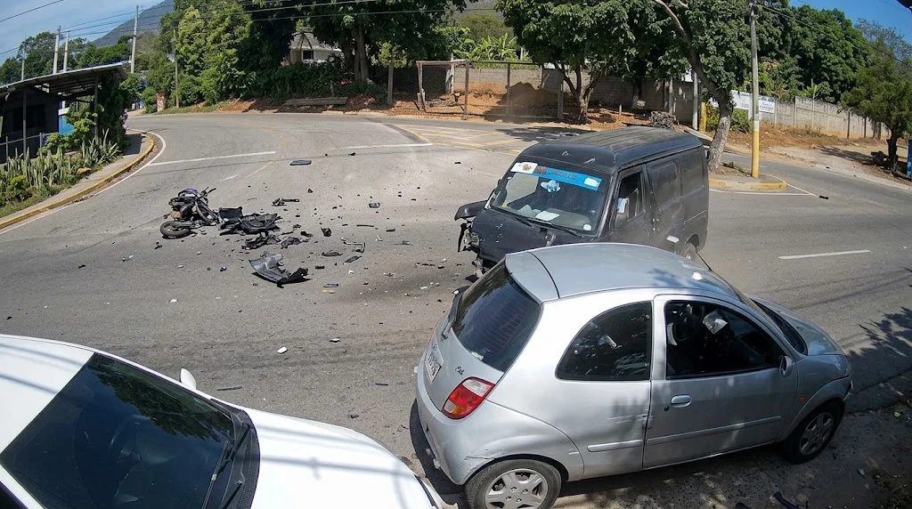 Choque triple en Antolín deja a un motorizado gravemente herido