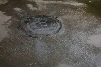 Vecinos de La Vecindad exigen reparar bote de aguas negras
