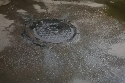 Vecinos de La Vecindad exigen reparar bote de aguas negras