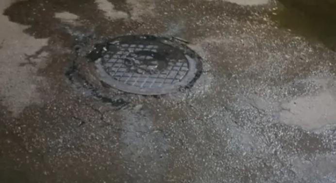 Vecinos de La Vecindad exigen reparar bote de aguas negras