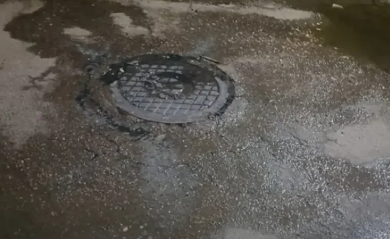 Vecinos de La Vecindad exigen reparar bote de aguas negras