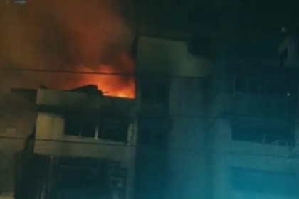 Bomberos de Caracas controlan reinicio de llamas en edificio en Palo Verde