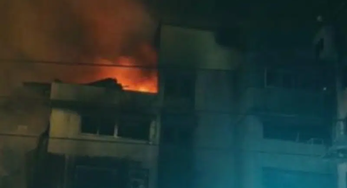 Bomberos de Caracas controlan reinicio de llamas en edificio en Palo Verde