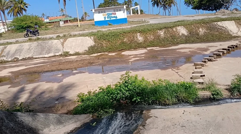 Comunidad de Playa El Agua reitera llamado a solventar problemática histórica de aguas residuales