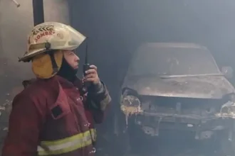 Incendio en un taller mecánico de Caracas dejó 15 vehículos afectados