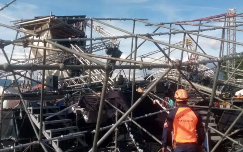 Tres universitarios resultaron heridos tras colapsar una tarima en evento en Táchira