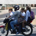 FOTO REFERENCIAL | Necesidad frente a seguridad: Denuncian riesgo de niños en motos en vías de Margarita