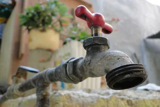 90 días sin agua en Lomas de Margarita por fuga en matriz
