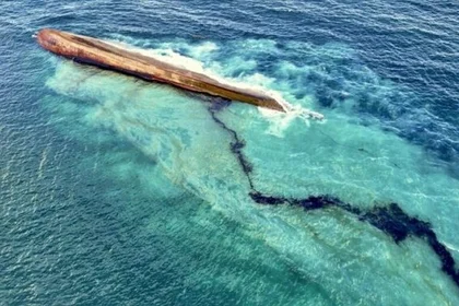 Buque que volcó y generó derrame petrolero en Tobago podría haber recogido el combustible en Venezuela