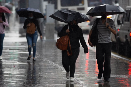 Onda tropical 48 genera fuertes lluvias y descargas eléctricas a su paso por el país