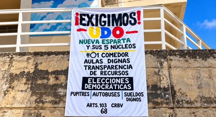Estudiantes de la Udone exigen rescate de su universidad