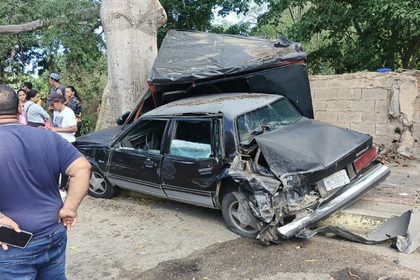 Accidente en Paraguachí: Choque destruye kiosco y causa tráfico