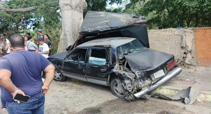 Accidente en Paraguachí: Choque destruye kiosco y causa tráfico