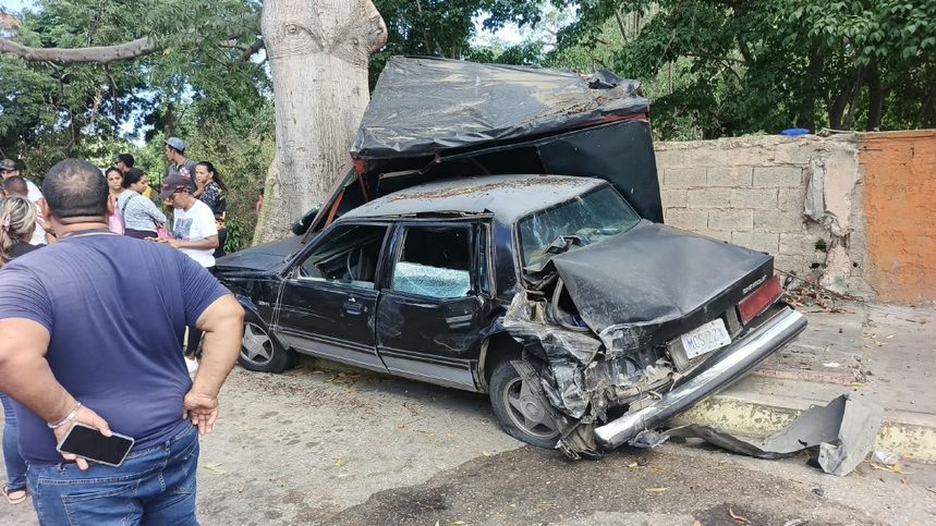 Accidente en Paraguachí: Choque destruye kiosco y causa tráfico