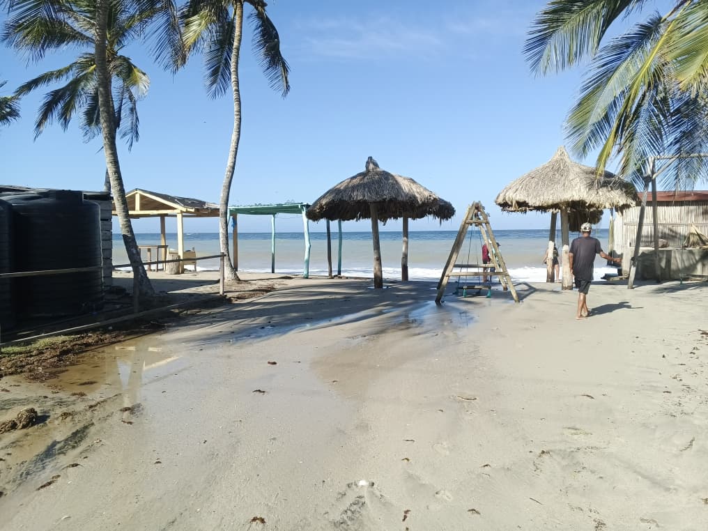 Alarma en Playa Parguito por fuerte oleaje +VIDEOS
