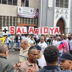 PNB frena a pocas cuadras de Miraflores la marcha de trabajadores que exigían aumento de salarios