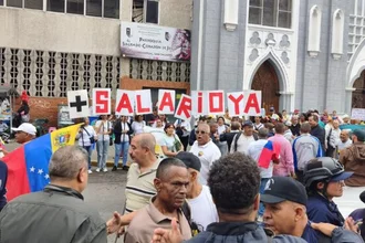 PNB frena a pocas cuadras de Miraflores la marcha de trabajadores que exigían aumento de salarios