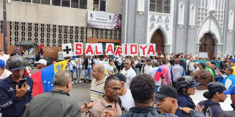 PNB frena a pocas cuadras de Miraflores la marcha de trabajadores que exigían aumento de salarios