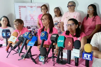 Vuelto Rosa de Rattan apoya a pacientes con cáncer de mama