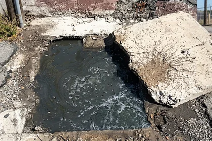 Exigen solución por desborde de aguas negras en Porlamar