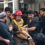 Pakistán: Derrumbe de escuela deja 32 niños muertos y decenas de heridos