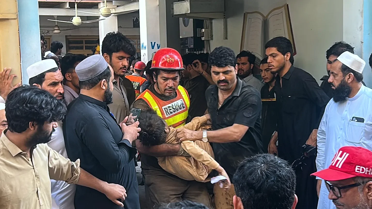 Pakistán: Derrumbe de escuela deja 32 niños muertos y decenas de heridos