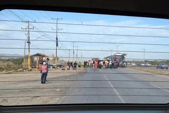 Tranca por agua en la autopista Juan Bautista Arismendi