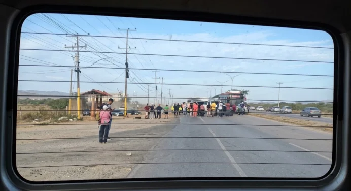 Tranca por agua en la autopista Juan Bautista Arismendi
