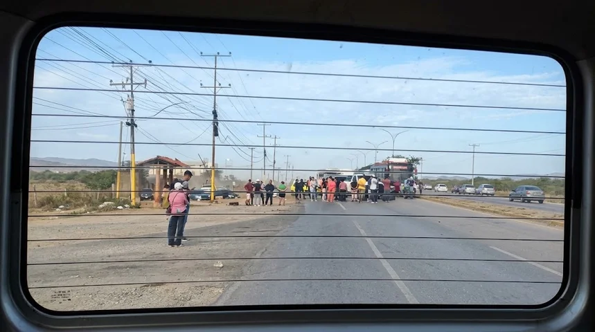 Tranca por agua en la autopista Juan Bautista Arismendi