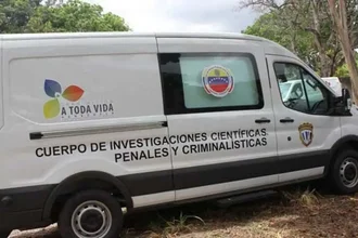 Camioneta pierde el control y voltea cerca de Base Aérea