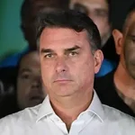 Flávio Bolsonaro desconoce resultados y se proclama «líder de Brasil»
