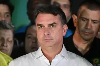 Flávio Bolsonaro desconoce resultados y se proclama «líder de Brasil»