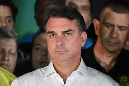 Flávio Bolsonaro desconoce resultados y se proclama «líder de Brasil»
