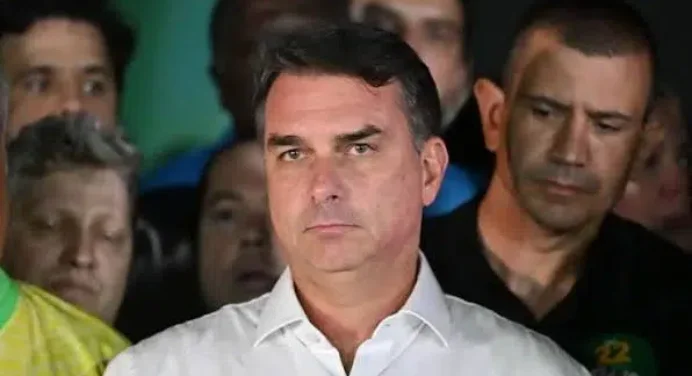 Flávio Bolsonaro desconoce resultados y se proclama «líder de Brasil»