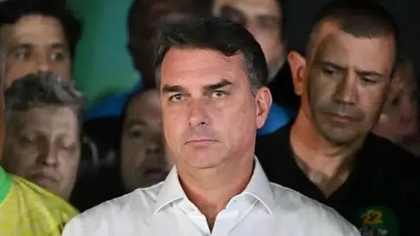 Flávio Bolsonaro desconoce resultados y se proclama «líder de Brasil»