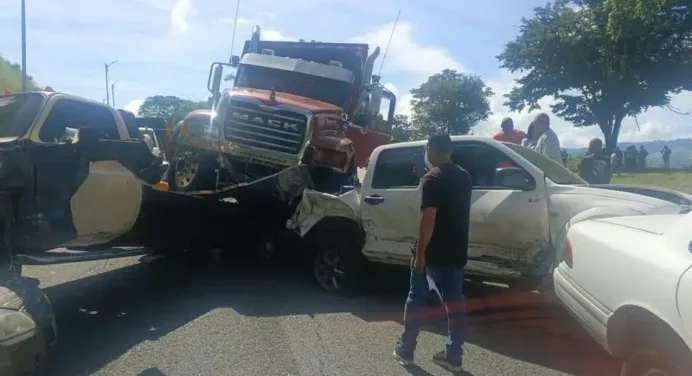 Entre 10 y 15 vehículos se ven involucrados en choque múltiple en la ARC