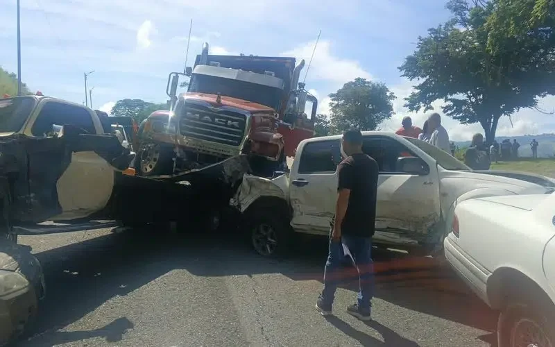 Entre 10 y 15 vehículos se ven involucrados en choque múltiple en la ARC