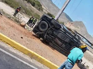 Vuelca camioneta en el elevado de Macho Muerto en Margarita