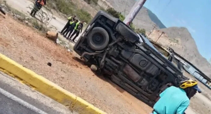Vuelca camioneta en el elevado de Macho Muerto en Margarita