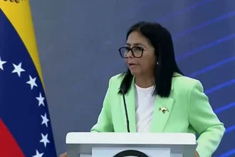 ¿Dolarizar la economía? El comentario viral de Delcy Rodríguez en plena asamblea de Fedecámaras