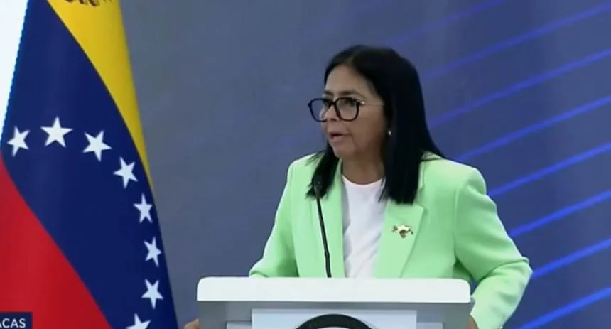 ¿Dolarizar la economía? El comentario viral de Delcy Rodríguez en plena asamblea de Fedecámaras